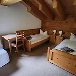 Starzelhaus Fogadó *